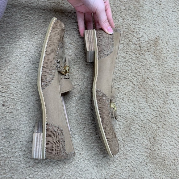 Stuart Weitzman Guything lizard print suede tassel tan loafers - Picture 5 of 9